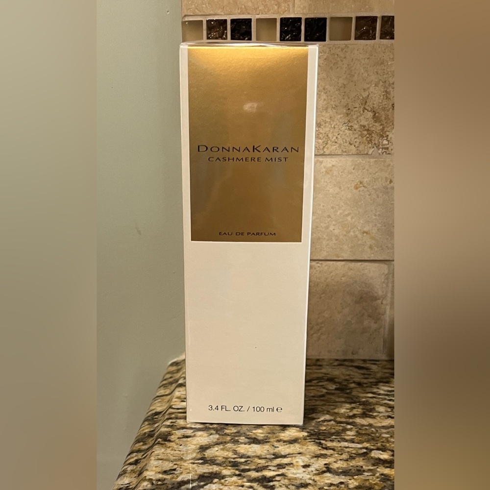 Donna Karan Cashmere Mist Eau de Parfum in White and Gold